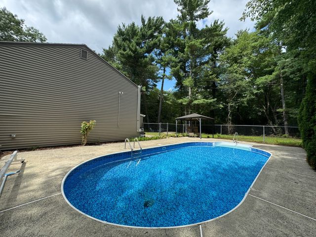 617 Marys Pond Rd, Rochester, MA 02770