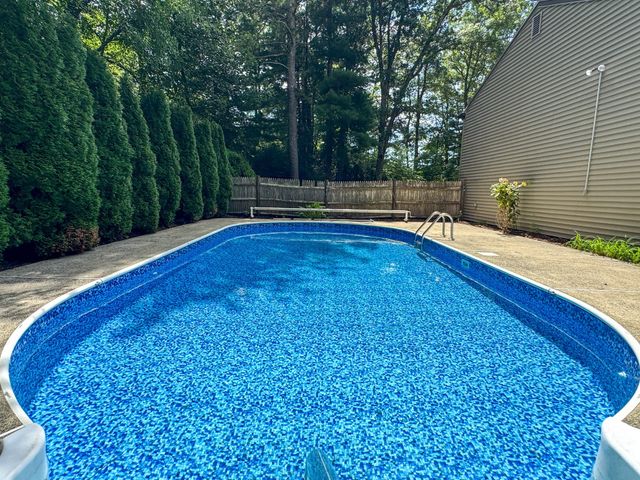 617 Marys Pond Rd, Rochester, MA 02770