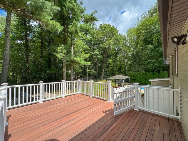 617 Marys Pond Rd, Rochester, MA 02770