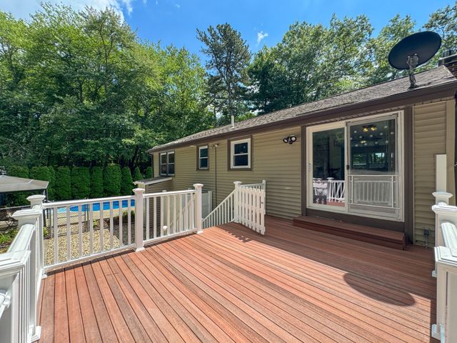 617 Marys Pond Rd, Rochester, MA 02770