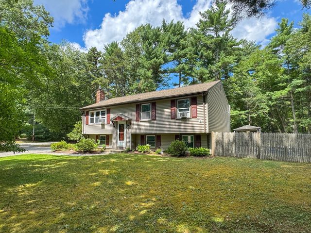 617 Marys Pond Rd, Rochester, MA 02770