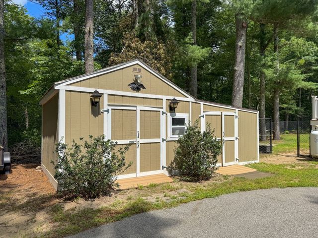 617 Marys Pond Rd, Rochester, MA 02770