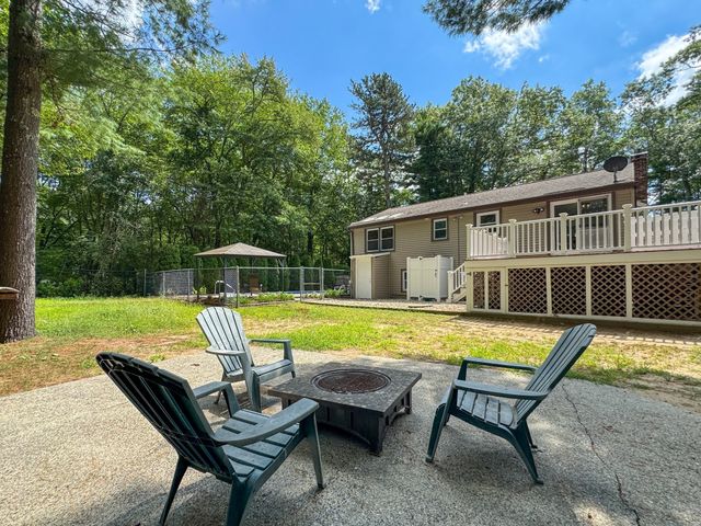 617 Marys Pond Rd, Rochester, MA 02770