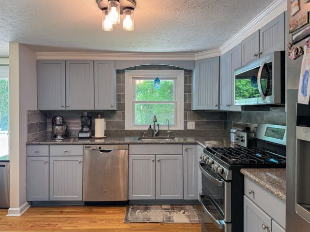 617 Marys Pond Rd, Rochester, MA 02770