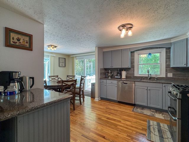 617 Marys Pond Rd, Rochester, MA 02770