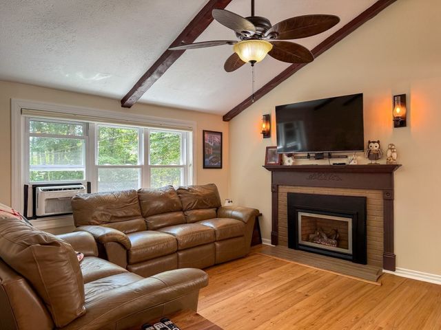 617 Marys Pond Rd, Rochester, MA 02770