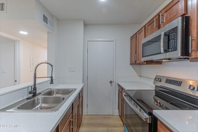 2719 W MARYLAND Avenue, Phoenix, AZ 85017