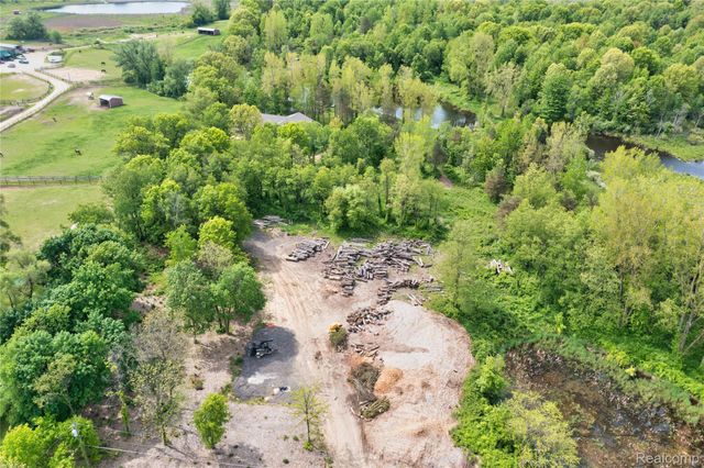 1601 W ROSE CENTER Road, Holly Twp, MI 48442