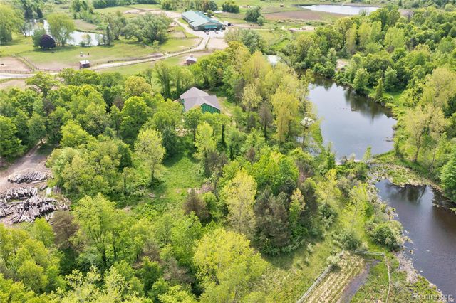 1601 W ROSE CENTER Road, Holly Twp, MI 48442
