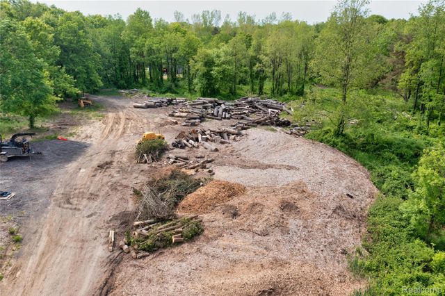 1601 W ROSE CENTER Road, Holly Twp, MI 48442