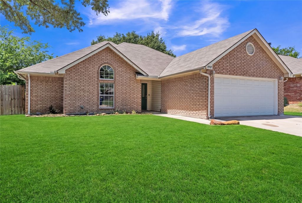 7937 Hunters Glen Drive, Watauga, TX 76148