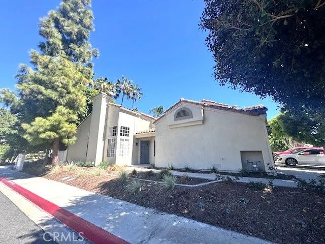 1 ALMADOR, Irvine, CA 92614