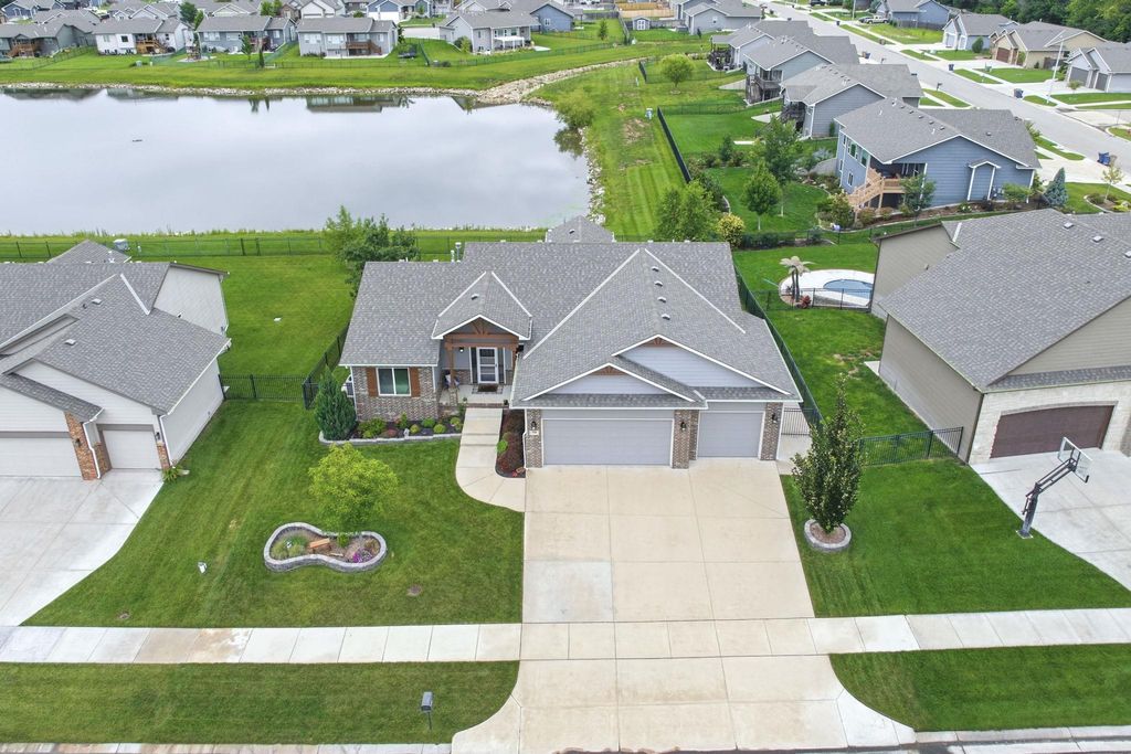 920 E Freedom St, Derby, KS 67037
