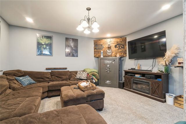 6172 33rd Ave Dr, Shellsburg, IA 52332