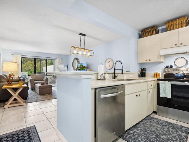 323 TIMBERLAKE DRIVE 323, Bradenton, FL 34210