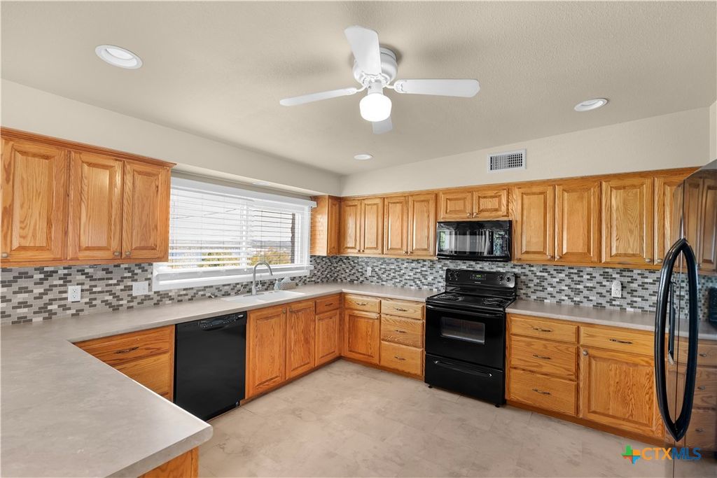Image 11 of property listing at 1210 Skyline Drive, Canyon Lake, TX 78133