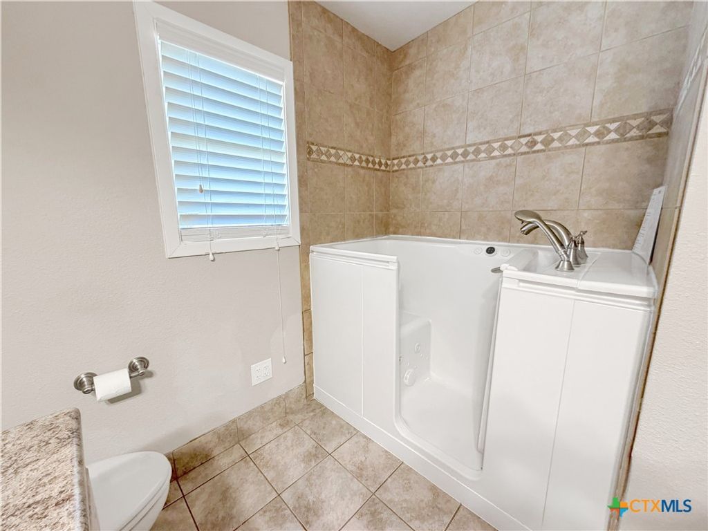 Image 27 of property listing at 1210 Skyline Drive, Canyon Lake, TX 78133