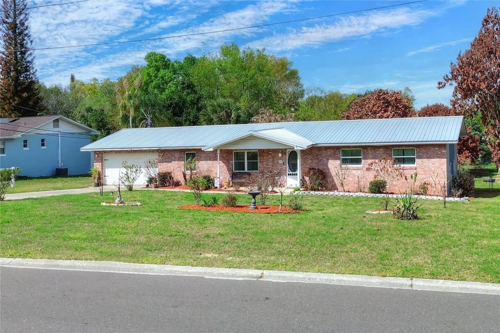 Image 3 of property listing at 1151 CIRCLE DRIVE, Lake Wales, FL 33853