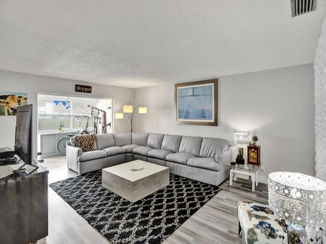 138 Lake Barbara Drive, West Palm Beach, FL 33411