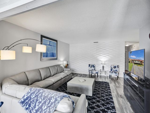 138 Lake Barbara Drive, West Palm Beach, FL 33411