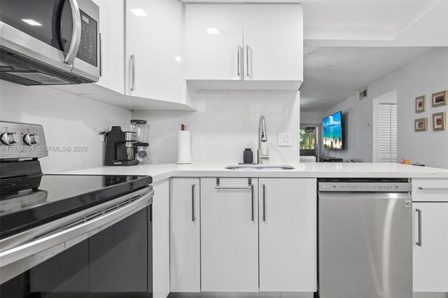 469 N Pine Island Road B302, Plantation, FL 33324