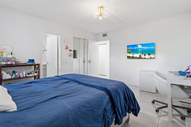 469 N Pine Island Road B302, Plantation, FL 33324