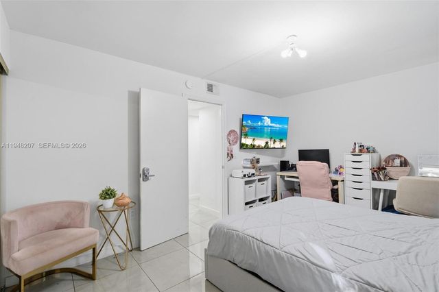 469 N Pine Island Road B302, Plantation, FL 33324