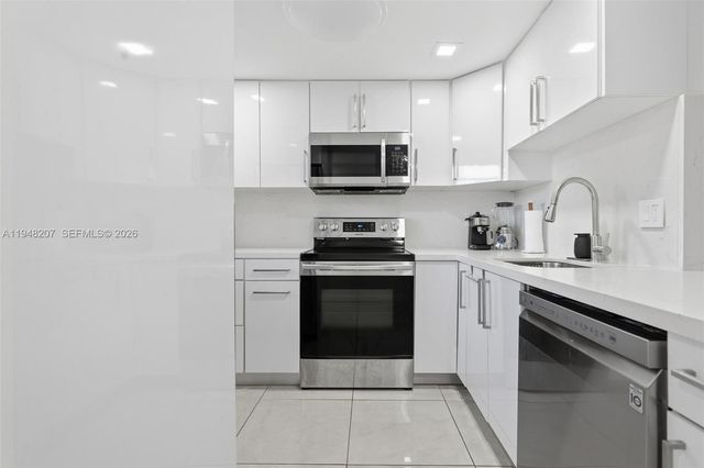469 N Pine Island Road B302, Plantation, FL 33324