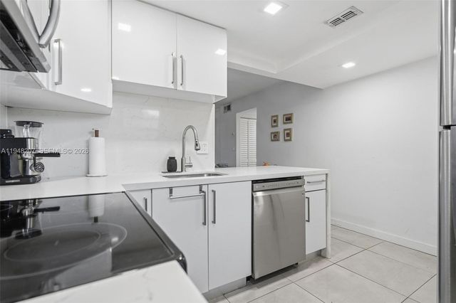 469 N Pine Island Road B302, Plantation, FL 33324