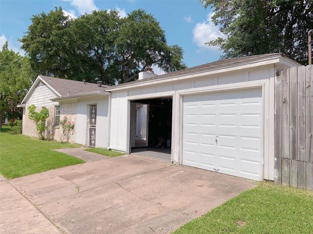 8902 Sharpview Drive, Houston, TX 77036