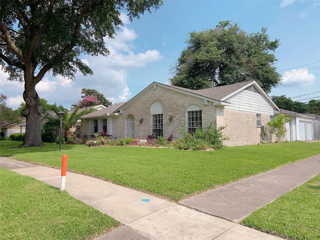 8902 Sharpview Drive, Houston, TX 77036