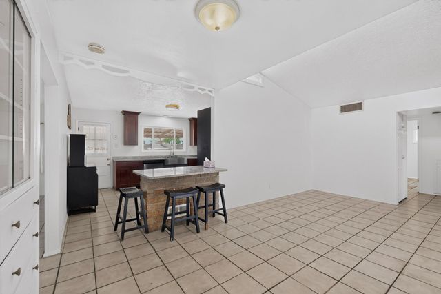 1009 Dakota Street NE, Albuquerque, NM 87110