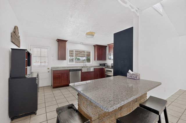1009 Dakota Street NE, Albuquerque, NM 87110