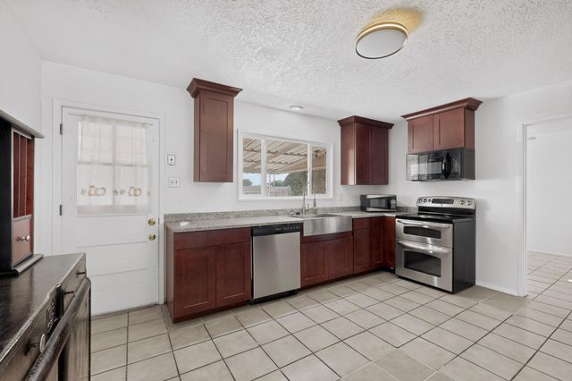 1009 Dakota Street NE, Albuquerque, NM 87110