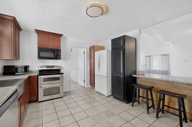1009 Dakota Street NE, Albuquerque, NM 87110