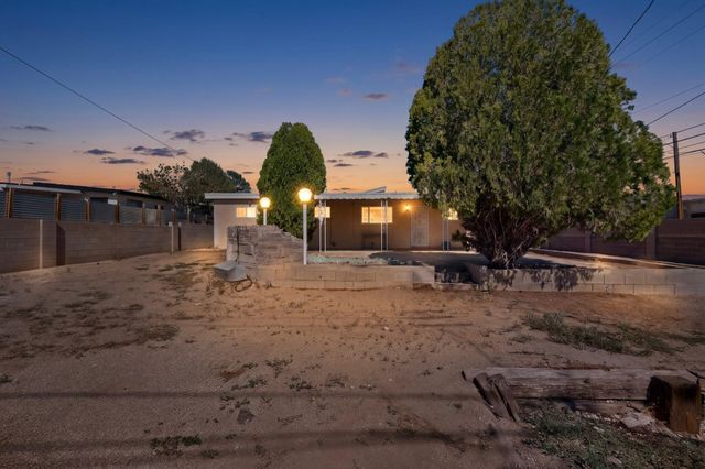 1009 Dakota Street NE, Albuquerque, NM 87110