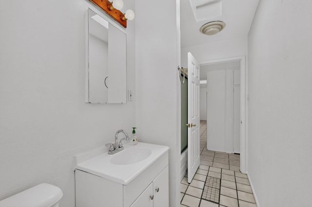 1009 Dakota Street NE, Albuquerque, NM 87110