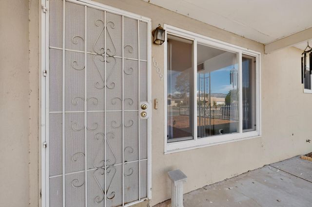 1009 Dakota Street NE, Albuquerque, NM 87110