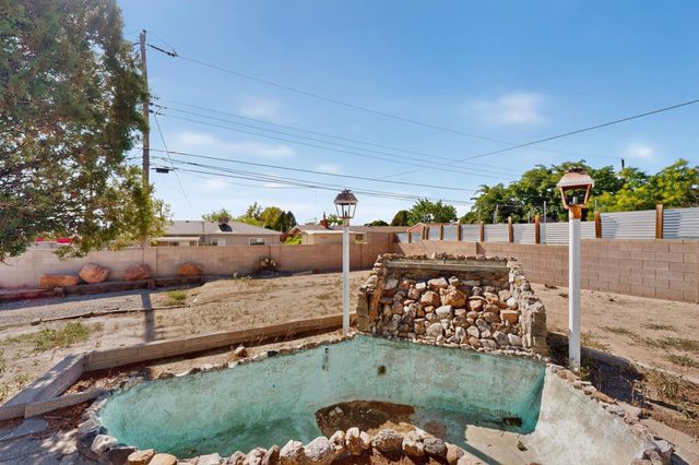 1009 Dakota Street NE, Albuquerque, NM 87110