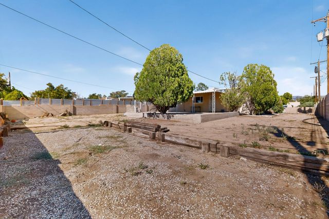 1009 Dakota Street NE, Albuquerque, NM 87110