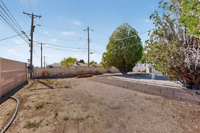1009 Dakota Street NE, Albuquerque, NM 87110