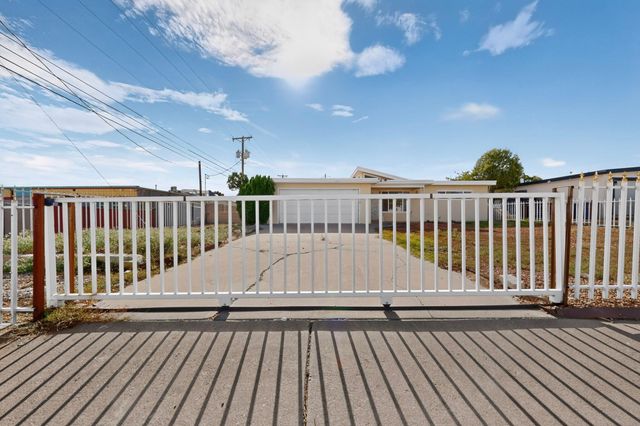 1009 Dakota Street NE, Albuquerque, NM 87110