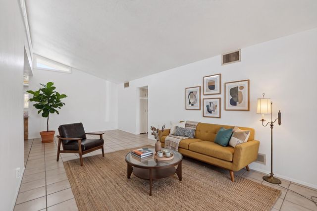1009 Dakota Street NE, Albuquerque, NM 87110