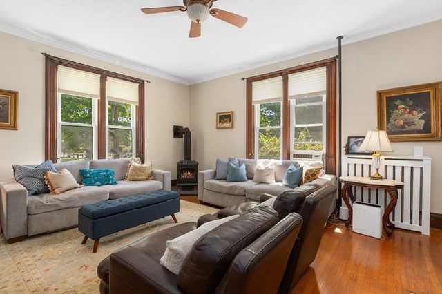 56 Mendon St, Blackstone, MA 01504