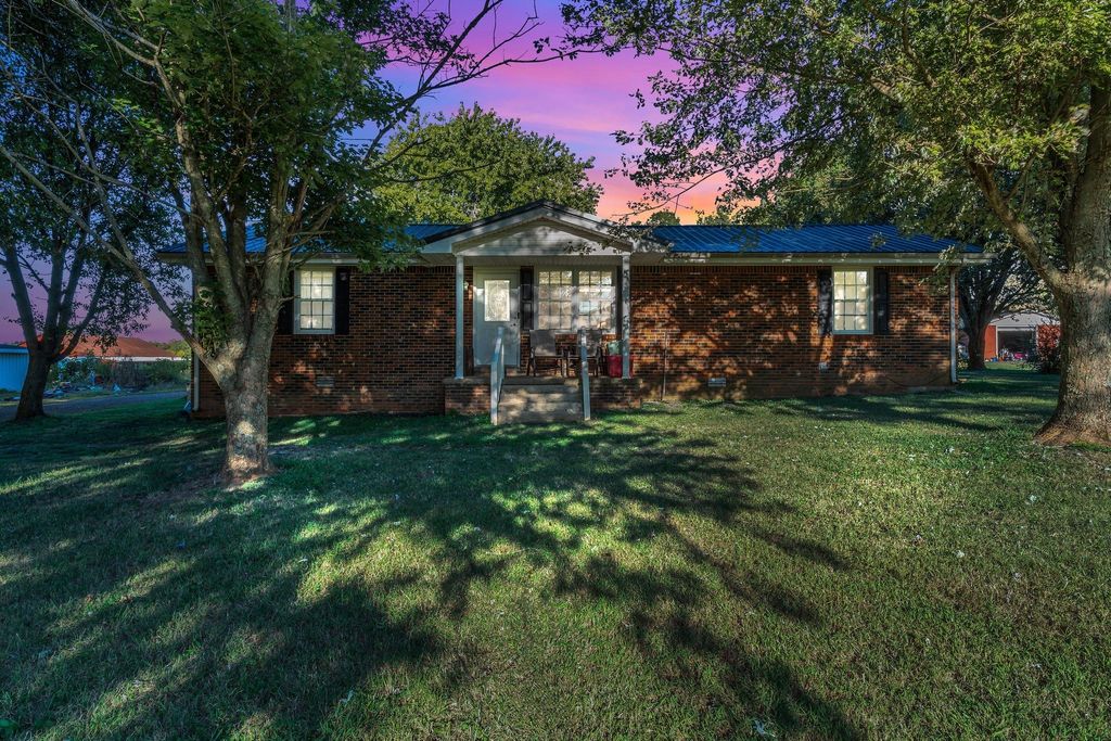 100 Poplar Grove Rd, Westmoreland, TN 37186