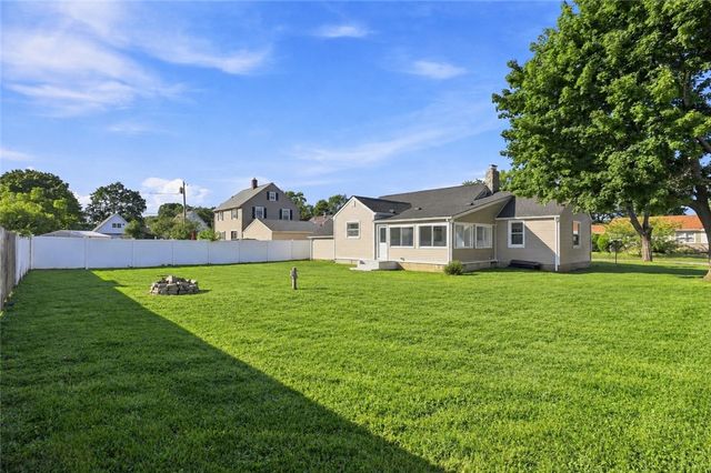 90 Natick Avenue, Warwick, RI 02886