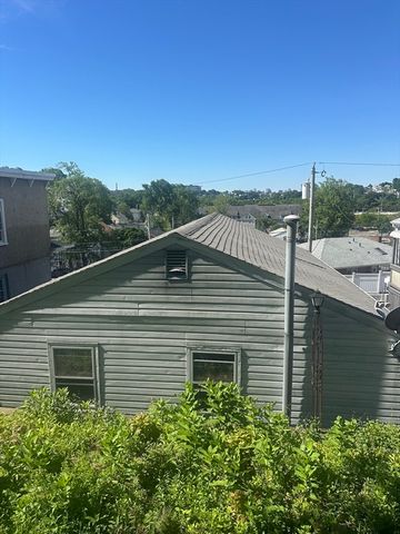 111 Arnold St, Revere, MA 02151