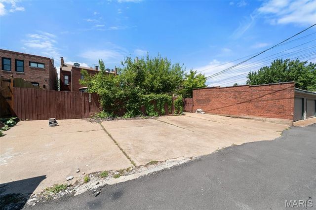 2702 S 13th Street, St Louis, MO 63118