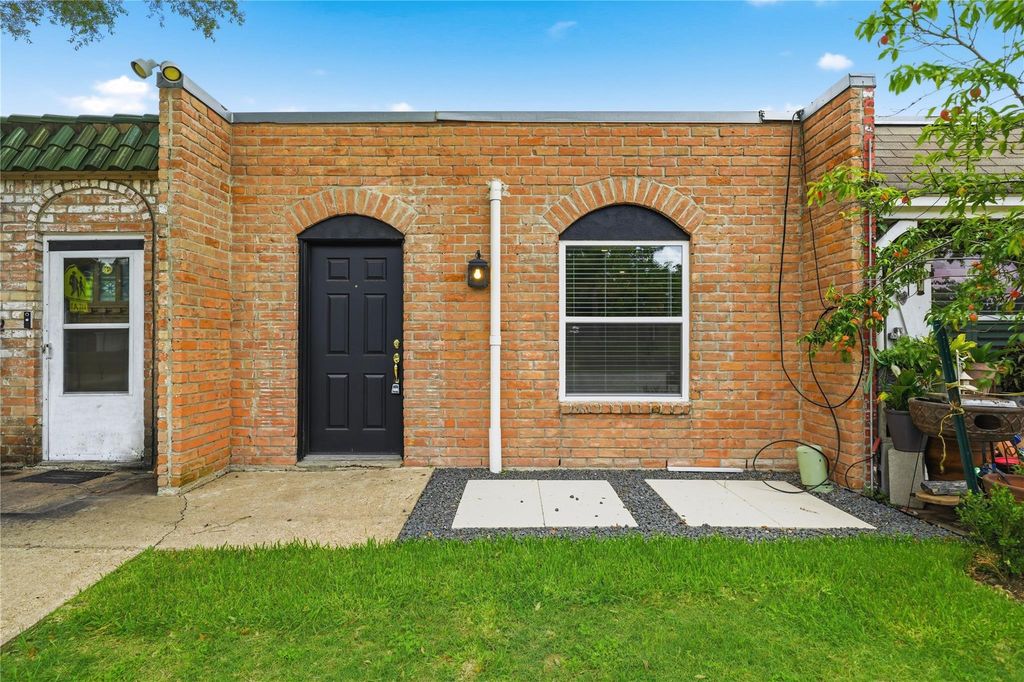 1405 Shadowdale Drive 23, Houston, TX 77043