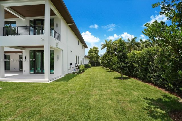 9405 SW 72nd Ct, Pinecrest, FL 33156
